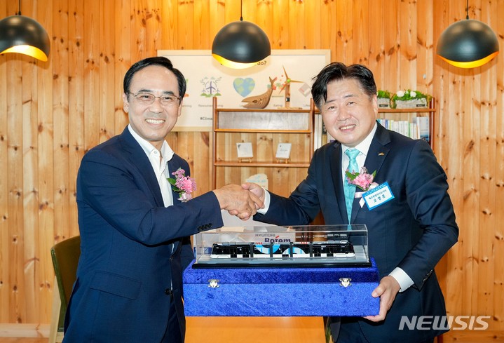 [창원=뉴시스] 홍정명 기자= 현대로템 이용배(왼쪽) 사장이 29일 제주도에서 열린 제주형 그린수소 글로벌 허브 구축계획 발표 행사에 참석해 오영훈 제주도지사에게 현대로템 수소전기트램 모형을 전달하고 있다.(사진=현대로템 제공) 2022.09.30. photo@newsis.com