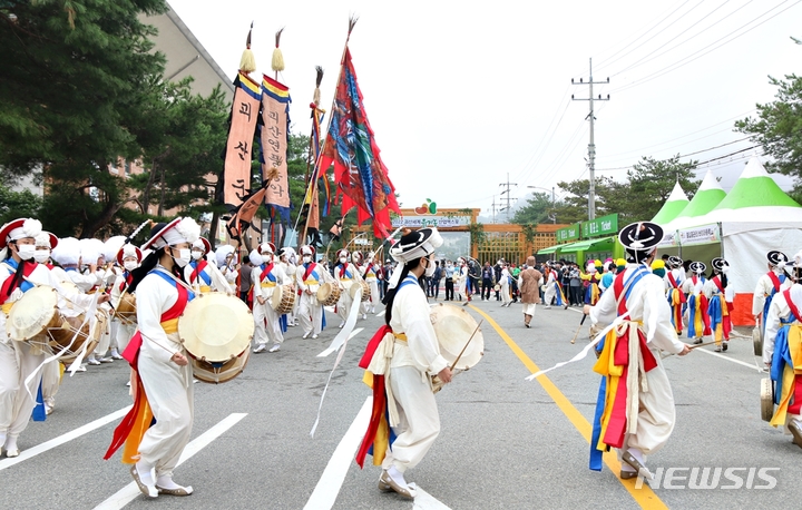 [괴산=뉴시스] 강신욱 기자 = 2022 괴산세계유기농산업엑스포가 30일 충북 괴산군유기농엑스포 광장에서 막이 오른 가운데 개장에 앞서 괴산오성중 풍물패가 엑스포 성공을 기원하는 길놀이 공연을 하고 있다. 2022.09.30. ksw64@newsis.com