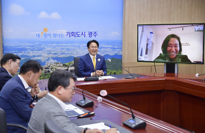 [광주=뉴시스] 강기정 광주시장이 지난 29일 오후 시청 영상회의실에서 독일 코리아협의회 한정화 대표이사와 화상회의를 통해 광주시와 협의회간 상호 협력방안 등을 논의하고 있다. (사진 = 광주시) *재판매 및 DB 금지