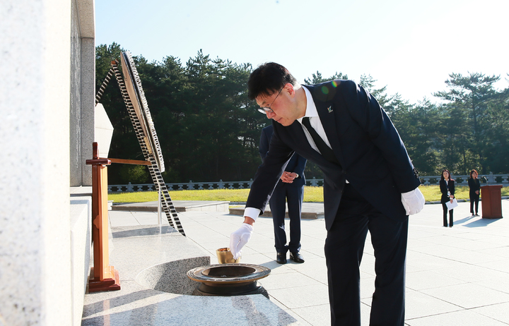 [울산=뉴시스] 박수지 기자 =서정욱 신임 울산시 행정부시장이 30일 울산대공원 현충탑을 찾아 헌화 및 분향을 하고 있다. 2022.09.30. (사진=울산시 제공) photo@newsis.com *재판매 및 DB 금지