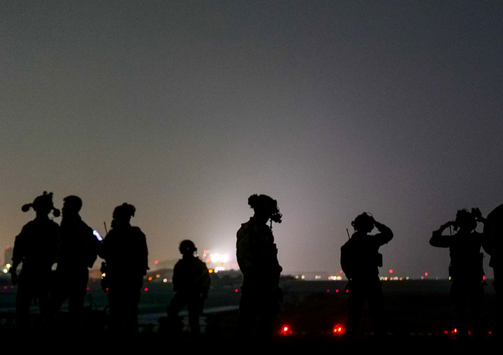 [서울=뉴시스] 주한 미 특수전사령부는 30일 페이스북(SNS)을 통해 '티크 나이프'(Teak Knife) 훈련 모습을 공개하며 "실질적 다영역 준비태세 연합 훈련이 전날 밤 대한민국의 험프리스 미군기지 비행장에서 수행됐다"고 밝혔다. (사진=주한미특전사 SNS) 2022.09.30. photo@newsis.com *재판매 및 DB 금지