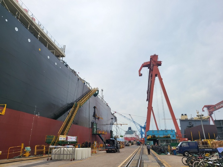 [목포=뉴시스] 현대삼호중공업에서 건조 중인 17만4000t급 LNG운반선. *재판매 및 DB 금지