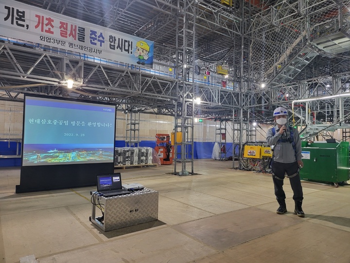 [목포=뉴시스] LNG 화물창에서 현대삼호중공업 조상선 멤브레인공사부 부서장이 화물창 특징에 대해 설명하고 있다. *재판매 및 DB 금지