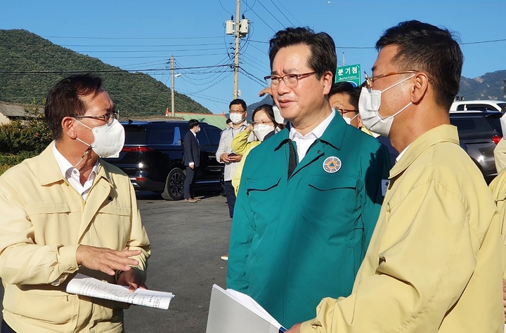 [괴산=뉴시스] 강신욱 기자 = 정황근 농림수산식품부 장관이 30일 오후 충북 괴산군 연풍면 거점소독소를 방문해 관계공무원들로부터 아프리카돼지열병 방역 추진상황 보고를 받고 있다. (사진=괴산군 제공) 2022.09.30. photo@newsis.com *재판매 및 DB 금지