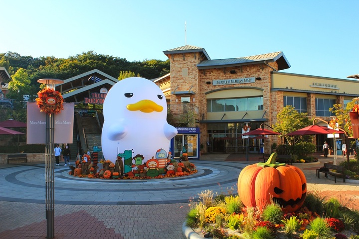 신세계사이먼 여주 프리미엄 아울렛 WEST 광장에 캐릭터 포토존이 설치되어 있다(사진=신세계사이먼 제공) *재판매 및 DB 금지