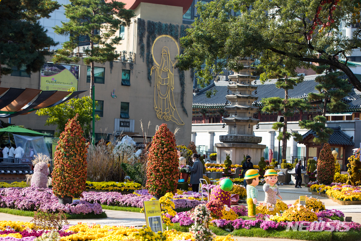 [서울=뉴시스] 조계사 국화축제 사진. (사진=한국불교문화사업단 제공) 2022.10.01. photo@newsis.com *재판매 및 DB 금지