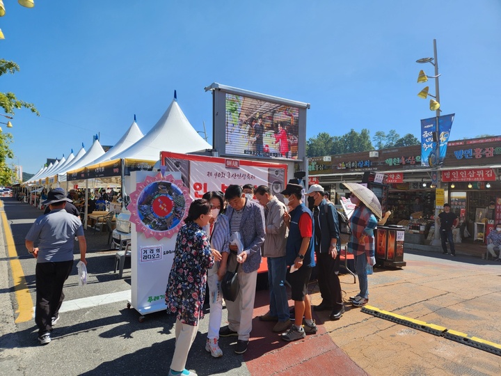 충남 금산군 인삼약초시장 내 차 없는 거리에 마련된 '거리의 라디오 쇼' 행사장에 관람객들이 몰려 있다.&nbsp; 2022. 09. 30&nbsp; kshoon0663@newsis.com  *재판매 및 DB 금지