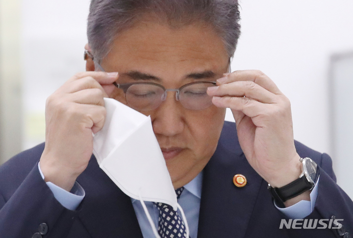 [서울=뉴시스] 김명원 기자 = 국회 본회의에서 민주당 의원 전원이 발의한 '박진 외교부장관 해임안'이 통과 된 가운데 박진 외교부 장관이 30일 오전 서울 종로구 왹부 기자실에 들어서며 마스크를 벗고 안경을 고쳐쓰고 있다. 2022.09.30. kmx1105@newsis.com