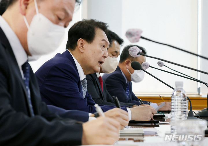 [서울=뉴시스] 홍효식 기자 = 윤석열 대통령이 30일 오전 서울 중구 명동 국제금융센터에서 열린 제3차 거시금융 상황점검회의를 주재하고 있다. (대통령실통신사진기자단) 2022.09.30. yesphoto@newsis.com