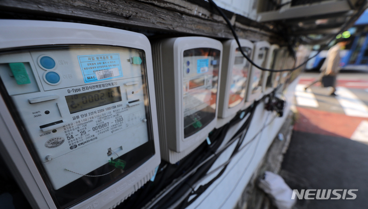 [서울=뉴시스] 김금보 기자 = 30일 오전 서울 중구 한 건물 외벽에 전력량계가 설치돼있다. 2022.09.30. kgb@newsis.com