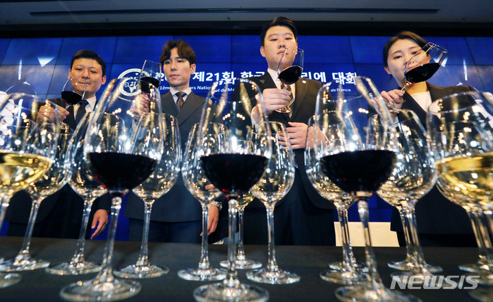 [서울=뉴시스] 김진아 기자 = 30일 서울 종로구 JW 메리어트 동대문 스퀘어 서울에서 열린 '제21회 한국 소물리에 대회' 결선에 앞서 결선진출자인 김주용(레스토랑주은), 이현재(밍글스), 김민준(정식당), 한희수(롯데백화점) 소믈리에가 와인의 빛깔을 보고 있다. 2022.09.30. bluesoda@newsis.com