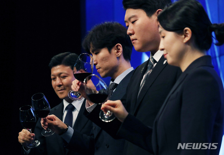 [서울=뉴시스] 김진아 기자 = 30일 서울 종로구 JW 메리어트 동대문 스퀘어 서울에서 열린 '제21회 한국 소믈리에 대회' 결선에 앞서 결선진출자인 김주용(레스토랑주은), 이현재(밍글스), 김민준(정식당), 한희수(롯데백화점) 소믈리에가 와인의 빛깔을 보고 있다. 2022.09.30. bluesoda@newsis.com