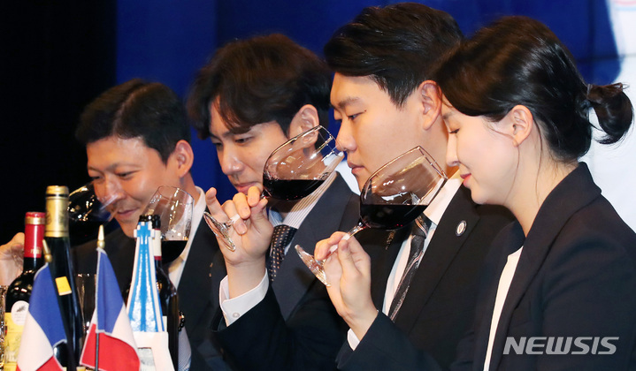 [서울=뉴시스] 김진아 기자 = 30일 서울 종로구 JW 메리어트 동대문 스퀘어 서울에서 열린 '제21회 한국 소믈리에 대회' 결선에 앞서 결선진출자인 김주용(레스토랑주은), 이현재(밍글스), 김민준(정식당), 한희수(롯데백화점) 소믈리에가 향을 음미하고 있다. 2022.09.30. bluesoda@newsis.com
