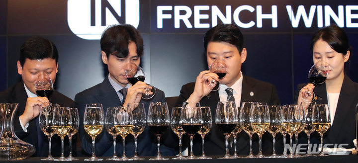 [서울=뉴시스] 김진아 기자 = 30일 서울 종로구 JW 메리어트 동대문 스퀘어 서울에서 열린 '제21회 한국 소믈리에 대회' 결선에 앞서 결선진출자인 김주용(레스토랑주은), 이현재(밍글스), 김민준(정식당), 한희수(롯데백화점) 소믈리에가 향을 음미하고 있다. 2022.09.30. bluesoda@newsis.com