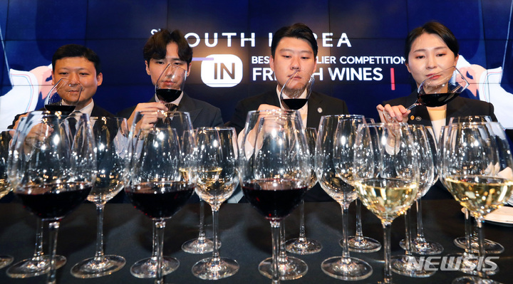 [서울=뉴시스] 김진아 기자 = 30일 서울 종로구 JW 메리어트 동대문 스퀘어 서울에서 열린 '제21회 한국 소물리에 대회' 결선에 앞서 결선진출자인 김주용(레스토랑주은), 이현재(밍글스), 김민준(정식당), 한희수(롯데백화점) 소믈리에가 와인의 빛깔을 보고 있다. 2022.09.30. bluesoda@newsis.com