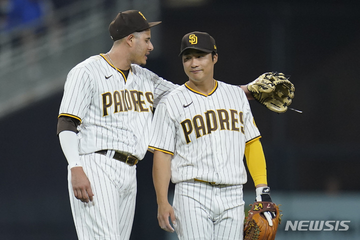 (San Diego = AP/Newsis) San Diego Padres' shortstop Kim Ha-seong (right) is with third baseman Manny Machado after finishing defense in the top of the fourth inning of the 2022 Major League Baseball game against the Los Angeles Dodgers held at Petco Park in San Diego, California on the 29th (local time). They are walking out while talking. 2022.09.30.