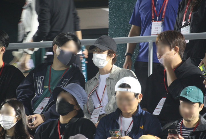 [서울=뉴시스] 그룹 방탄소년단(BTS) 멤버 진(가운데)이 29일 서울 송파구 올림픽공원 테니스코트에서 열린 2022 유진투자증권 코리아오픈 테니스대회 단식 카스페르 루드와 니콜라스 재리의 경기를 관람하고 있다. (사진=유진투자증권 코리아오픈대회 조직위원회 제공) 2022.09.30. photo@newsis.com *재판매 및 DB 금지