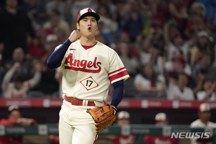 [애너하임=AP/뉴시스] 로스앤젤레스 에인절스의 오타니 쇼헤이가 29일(현지시간) 미 캘리포니아주 애너하임의 에인절스타디움에서 열린 2022 메이저리그 오클랜드 애슬레틱스와의 경기 7회 초 비마엘 마친을 삼진으로 잡고 환호하고 있다. 오타니는 8회까지 무실점 2피안타 1볼넷 10탈삼진으로 역투, 팀의 4-2 승리를 이끌며 시즌 15승째를 따냈다. 2022.09.30.