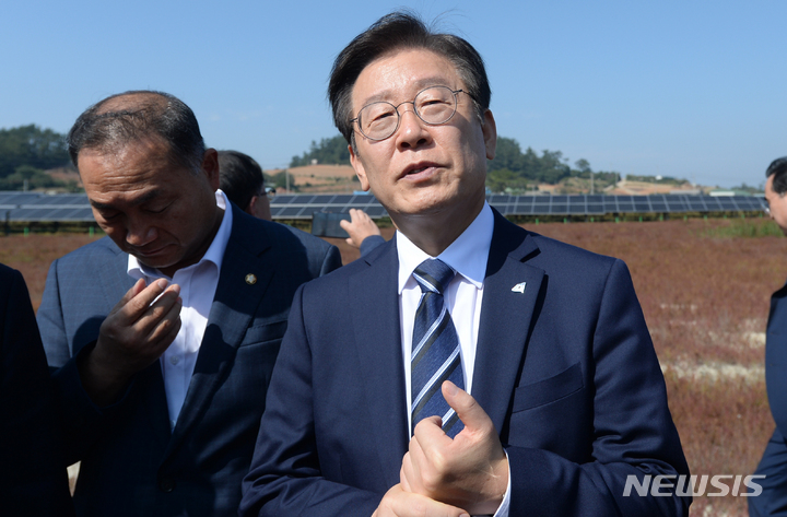 [무안=뉴시스] 김혜인 기자 = 이재명 더불어민주당 대표가 30일 오후 전남 신안군 지도읍에 위치한 태양광발전소를 찾아 현장을 둘러보고 있다. 신안군은 신재생 에너지 개발 이익금을 주민과 나누는 햇빛 연금제도를 운영하고 있다. 2022.09.30. hyein0342@newsis.com