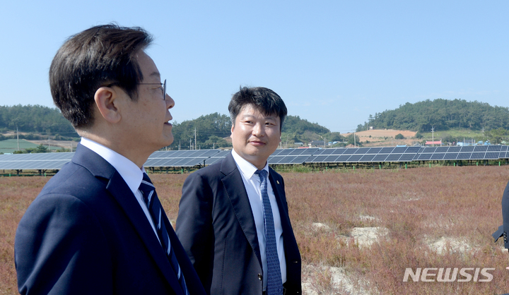 [무안=뉴시스] 김혜인 기자 = 이재명 더불어민주당 대표가 30일 오후 전남 신안군 한 태양광발전소를 찾아 현장을 둘러보고 있다. 신안군은 신재생 에너지 개발 이익금을 주민과 나누는 햇빛 연금제도를 운영하고 있다. 2022.09.30. hyein0342@newsis.com