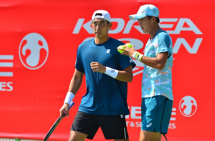 [서울=뉴시스] 남지성과 송민규가 30일 서울 송파구 올림픽공원 테니스코트에서 열린 2022 유진투자증권 코리아오픈 테니스대회 남자복식에서 니콜라스 바리엔토스-미겔 앙헬 레예스 바렐라와 경기를 펼치고 있다. (사진=유진투자증권 코리아오픈 테니스대회 조직위원회 제공) 2022.09.30. photo@newsis.com *재판매 및 DB 금지