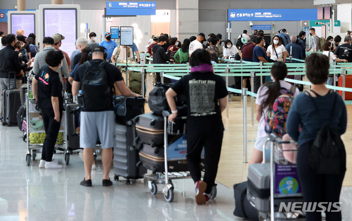 [인천공항=뉴시스] 백동현 기자 = 개천절 연휴를 하루 앞둔 30일 오후 인천국제공항 제1여객터미널 출국장에서 시민들이 탑승수속을 기다리고 있다. 2022.09.30. livertrent@newsis.com
