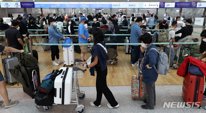 [인천공항=뉴시스] 백동현 기자 = 본격적인 개천절 연휴가 시작된 지난달 30일 오후 인천국제공항 제1여객터미널 출국장에서 시민들이 탑승수속을 기다리고 있다. 2022.10.05. livertrent@newsis.com