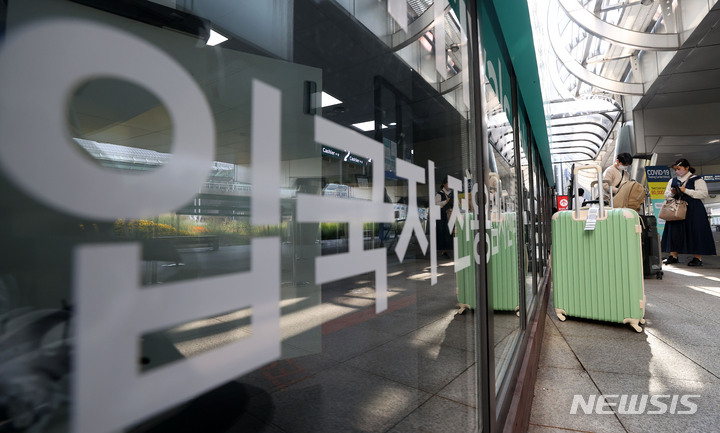 [인천공항=뉴시스] 백동현 기자 = 지난달 30일 오후 인천국제공항 제1여객터미널 코로나19 검사센터에서 해외입국자가 PCR 검사를 받기 위해 들어가고 있다. 중앙재난안전대책본부이 발표한 '해외 입국체계 완화 방안'에 따르면 이날 0시 입국자부터 1일차 PCR 검사 의무를 중단한다. 2022.09.30. livertrent@newsis.com