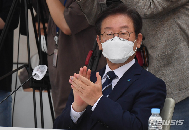 [광주=뉴시스] 변재훈 기자 = 이재명 더불어민주당 대표가 지난달 30일 오후 광주 서구 치평동 광주시청 중회의실에서 열린 민주당-광주시 예산정책협의회에 참석, 박수를 치고 있다. 2022.09.30. wisdom21@newsis.com