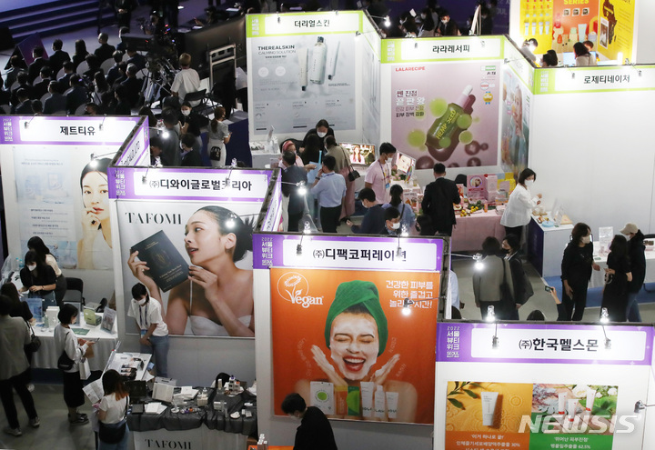 [서울=뉴시스] 김진아 기자 = 지난달 30일 서울 중구 동대문디자인플라자에서 열린 '2022 서울뷰티위크'에서 참석자들이 부스를 둘러보고 있다. 2022.10.02 bluesoda@newsis.com