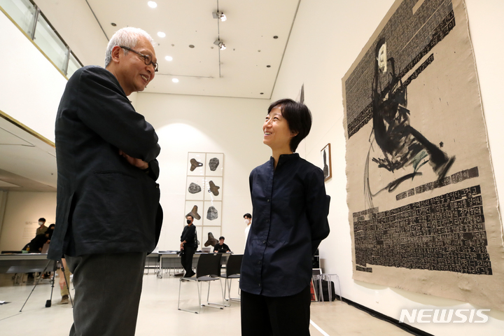 [서울=뉴시스] 박진희 기자 = 아이프앤코와 호리아트스페이스가 공동 주최한 오픈 스튜디오형 아트페스트 '그림의 탄생' 전시가 열린 30일 서울 서초구 한가람미술관에서 오원배(왼쪽) 작가와 박효빈 작가가 담소를 나누고 있다. 이번 전시는 이건용, 서용선, 오원배, 민병훈, 김남표, 변웅필, 윤종석, 송필, 강준영, 박경률, 박효빈, 유현경 작가가 참여했다. 2022.09.30. pak7130@newsis.com