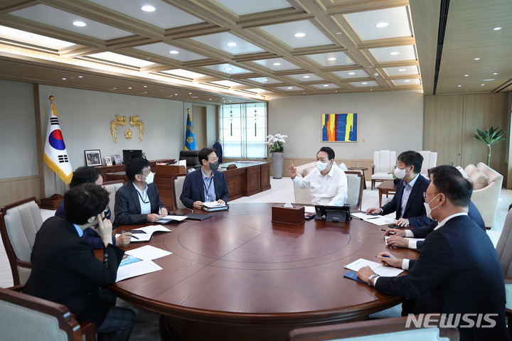 [서울=뉴시스] 윤석열 대통령이 26일 서울 용산 대통령실 청사에서 열린 수석비서관회의를 주재하고 있다. (사진=대통령실 제공) 2022.09.26. photo@newsis.com *재판매 및 DB 금지