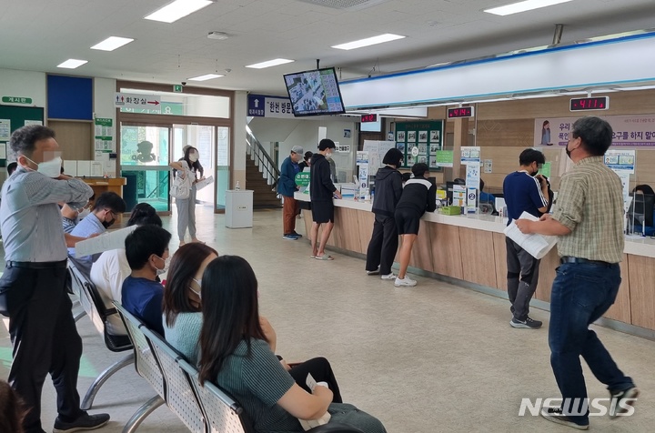 [청주=뉴시스] 안성수 기자 = 9월 30일 오후 2시 충북 청주운전면허시험장에 올해 상반기 대비 5배가 넘는 시민들이 방문해 이용자들의 불편이 지속되고 있다. 1종 면허 적성검사와 2종 면허 갱신 주기를 10년으로 통일한 법이 올해부터 시행되면서 나타난 현상이다. 2022.10.01. hugahn@newsis.com