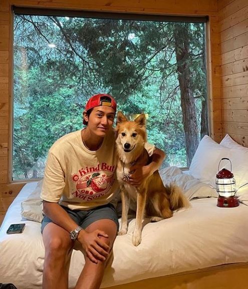 [서울=뉴시스] 이기우와 반려견 2022.10.01 (사진=인스타그램) photo@newsis.com *재판매 및 DB 금지