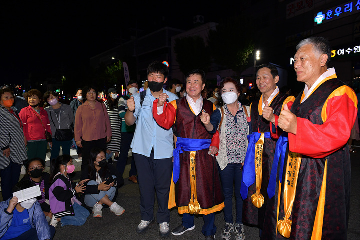 제56회 여수거북선축제 개막 행사 중 정기명 여수시장과 이종섭 축제추진위원장, 박정명 축제보존회이사장이 시민들과 사진촬영 하고 있다. *재판매 및 DB 금지