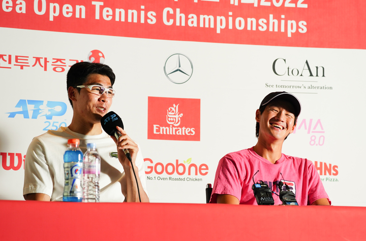  1일 서울 송파구 올림픽공원 테니스경기장에서 열린 남자프로테니스(ATP) 투어 '유진투자증권 코리아오픈 테니스대회' 복식 4강에 나선 권순우(오른쪽)와 정현. (사진=유진투자증권 코리아오픈 조직위 제공) *재판매 및 DB 금지