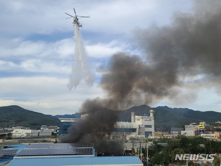 [대구=뉴시스] 김정화 기자 = 1일 오후 2시37분께 대구시 동구 율암동의 한 섬유 공장에서 불이 나 소방 당국이 헬기를 동원해 불을 끄고 있다. 2022.10.01. jungk@newsis.com 