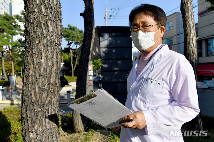 [광주=뉴시스] 이영주 기자 = 국내 700여 명 뿐인 산림청 공인 '나무의사' 김중태(60)씨가 1일 광주 북구 운암동 한 아파트 단지 내 조경수를 진단하고 있다. 2022.10.01. leeyj2578@newsis.com