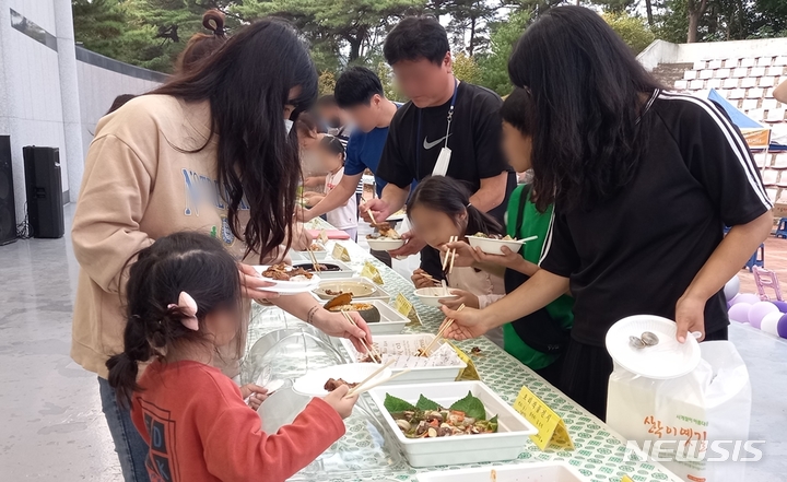 [괴산=뉴시스] 강신욱 기자 = 문화체육관광부와 괴산군이 주관하고 중원청소년문화복지센터가 1일 충북 괴산군 괴산읍 괴강국민여가캠핑장에서 마련한 유기농캠핑 삼시세끼, 캠핑 요리대회 참가자들이 출품된 요리를 시식하고 있다. 2022.10.01. ksw64@newsis.com 