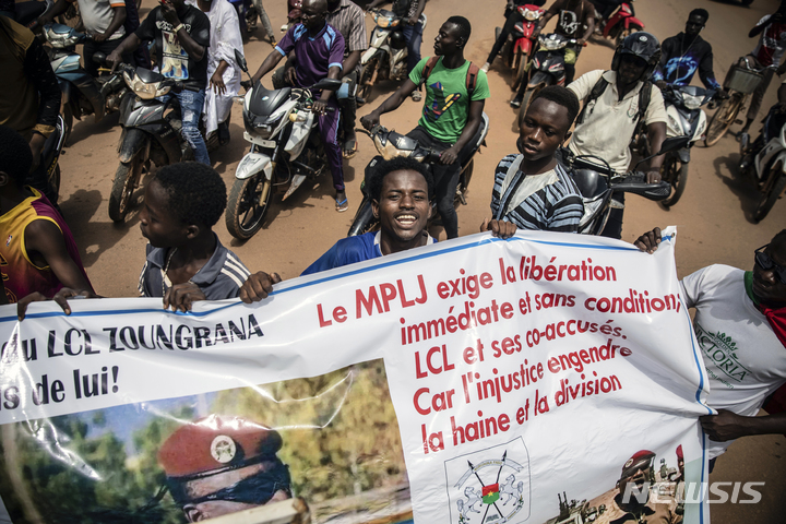 [와가두구=AP/뉴시스] 30일(현지시간) 서아프리카 공화국 부르키나파소에서 올해 두 번째 쿠데타가 발생, 이브라힘 트라오레 대위가 이끄는 새 군부 세력이 앙리 산다오고 다미바 과도군정을 8개월 만에 전복했다. 사진에선 청년들이 수도 와가두구에서 다미바 군정에 반대하는 구호를 외치고 있다. 2022.10.01. 