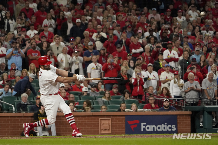 [세인트루이스=AP/뉴시스] 세인트루이스 카디널스의 앨버트 푸홀스가 1일(한국시간) 미국 미주리주 세인트루이스의 부시 스타디움에서 열린 피츠버그 파이리츠와 2022 MLB 홈경기에서 4회 말 동점 솔로홈런을 터뜨리고 있다. 2022.10.01.
