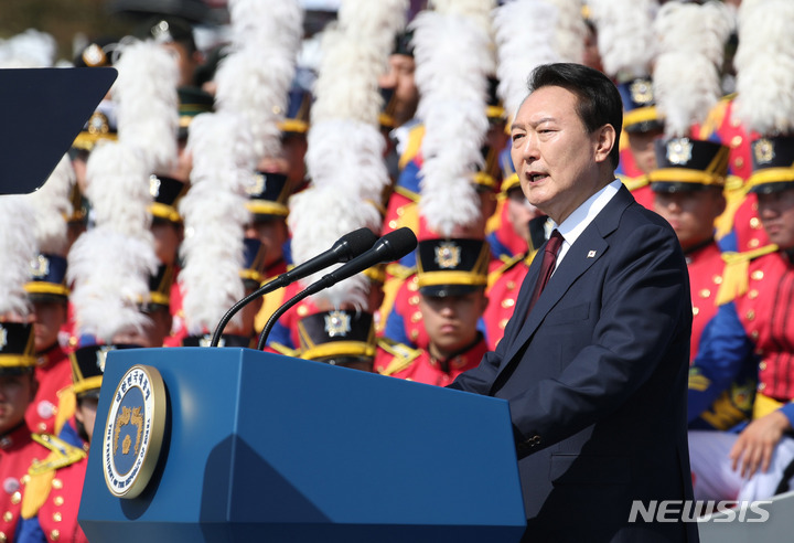 [계룡=뉴시스] 홍효식 기자 = 윤석열 대통령이 1일 충남 계룡대에서 열린 건군 제74주년 국군의 날 기념식에서 기념사하고 있다. 2022.10.01. yesphoto@newsis.com