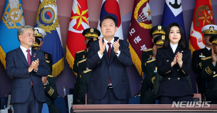 [계룡=뉴시스] 홍효식 기자 = 윤석열 대통령이 1일 충남 계룡대에서 열린 건군 제74주년 국군의 날 기념식에서 한미 특전단요원 고공강하에 박수 보내고 있다. 2022.10.01. yesphoto@newsis.com