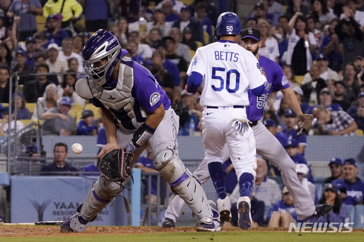 [로스앤젤레스=AP/뉴시스] LA 다저스의 무키 베츠(가운데)가 1일(한국시간) 미국 캘리포니아주 로스앤젤레스의 다저 스타디움에서 열린 콜로라도 로키스와 2022 MLB 홈경기에서 윌 스미스의 적시타 때 득점을 올리고 있다. 2022.10.01.