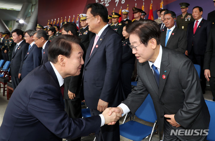 [계룡=뉴시스] 홍효식 기자 = 윤석열 대통령이 1일 충남 계룡대에서 열린 건군 제74주년 국군의 날 기념식을 마친 후 이재명 더불어민주당 대표와 악수하고 있다. 2022.10.01. yesphoto@newsis.com