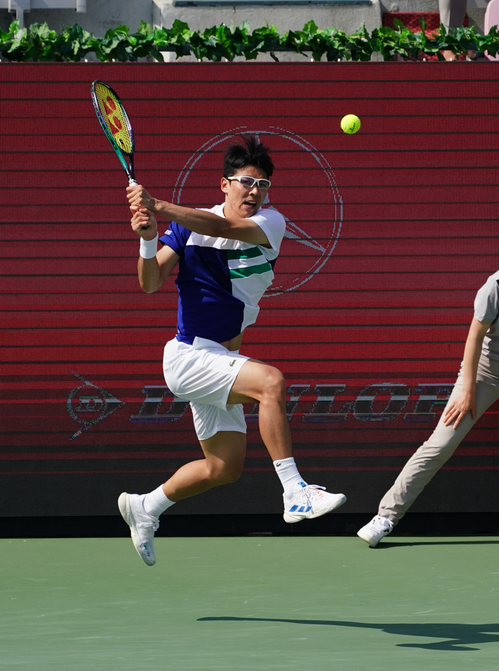 [서울=뉴시스] 조수정 기자 = 테니스 정현(권순우와 팀)이 1일 서울 송파구 올림픽공원 센터코트에서 열린 ATP 250 유진투자증권 코리아오픈 테니스대회 복식 준결승 니콜라스 바리엔토스(콜롬비아), 미겔 앙겔 레예스 바렐라(멕시코)와 경기를 하고 있다. 결과는 세트스코어 0-2로 결승 진출 실패. (사진=유진투자증권 코리아오픈 대회 조직위원회 제공) 2022.10.01. photo@newsis.com *재판매 및 DB 금지