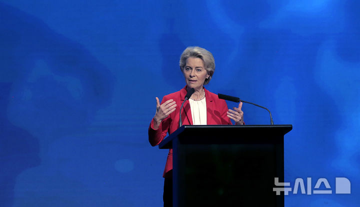 [소피아(불가리아)=AP/뉴시스]우르줄라 폰 데어 라이엔 유럽연합(EU) 집행위원장이 2022년 10월1일 불가리아 소피아에서 열린 가스 인터커넥터 그리스-불가리아 상업 운영 공식 출범식에서 연설하고 있다. 그녀를 태운 항공기가 31일(현지시각) 불가리아에 착륙을 시도하던 중 GPS 내비게이션 교란의 표적이 됐다고 집행위원회 대변인이 밝혔다고 CNN이 1일 보도했다. 집행위는 이러한 교란이 러시아의 노골적 간섭으로 의심된다는 정보를 불가리아로부터 전달받았다고 덧붙였다. 2025.09.01.