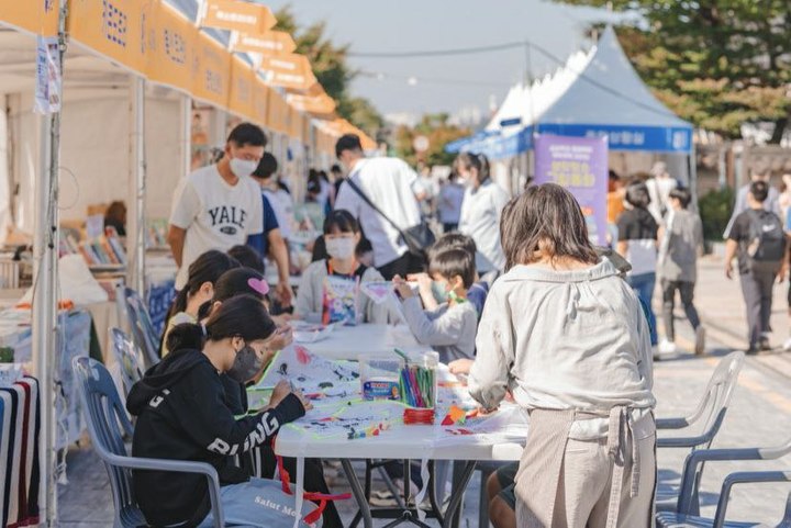 [전주=뉴시스] 한훈 기자 = 전북 전주시는 9월30일부터 10월2일까지 전주한벽문화관 일원에서 '책여행, 발견하는 기쁨'을 주제로 열린 '2022 전주독서대전'이 독서의 계절 가을을 만끽한 관람객들의 참여 속에 마무리됐다고 2일 밝혔다.(사진=전주시 제공).2022.10.02. photo@newsis.com *재판매 및 DB 금지