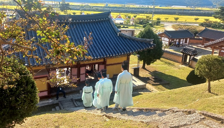 경남 함양 남계서원. 해설사와 함께 제례 체험하는 참가자들. 2022.09.29. 박주연 기자 photo@newsis.com  *재판매 및 DB 금지