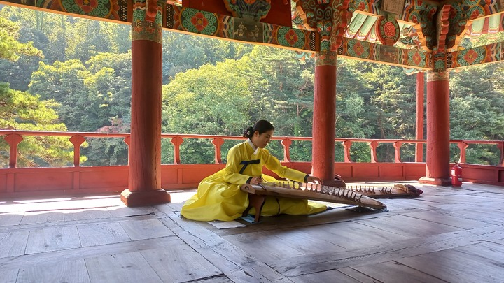 경남 함양 화림계곡 동호정에서 공연하는 한국국악협회 함양지부장 진막순 선생. 2022.09.30. 박주연 기자 photo@newsis.com  *재판매 및 DB 금지